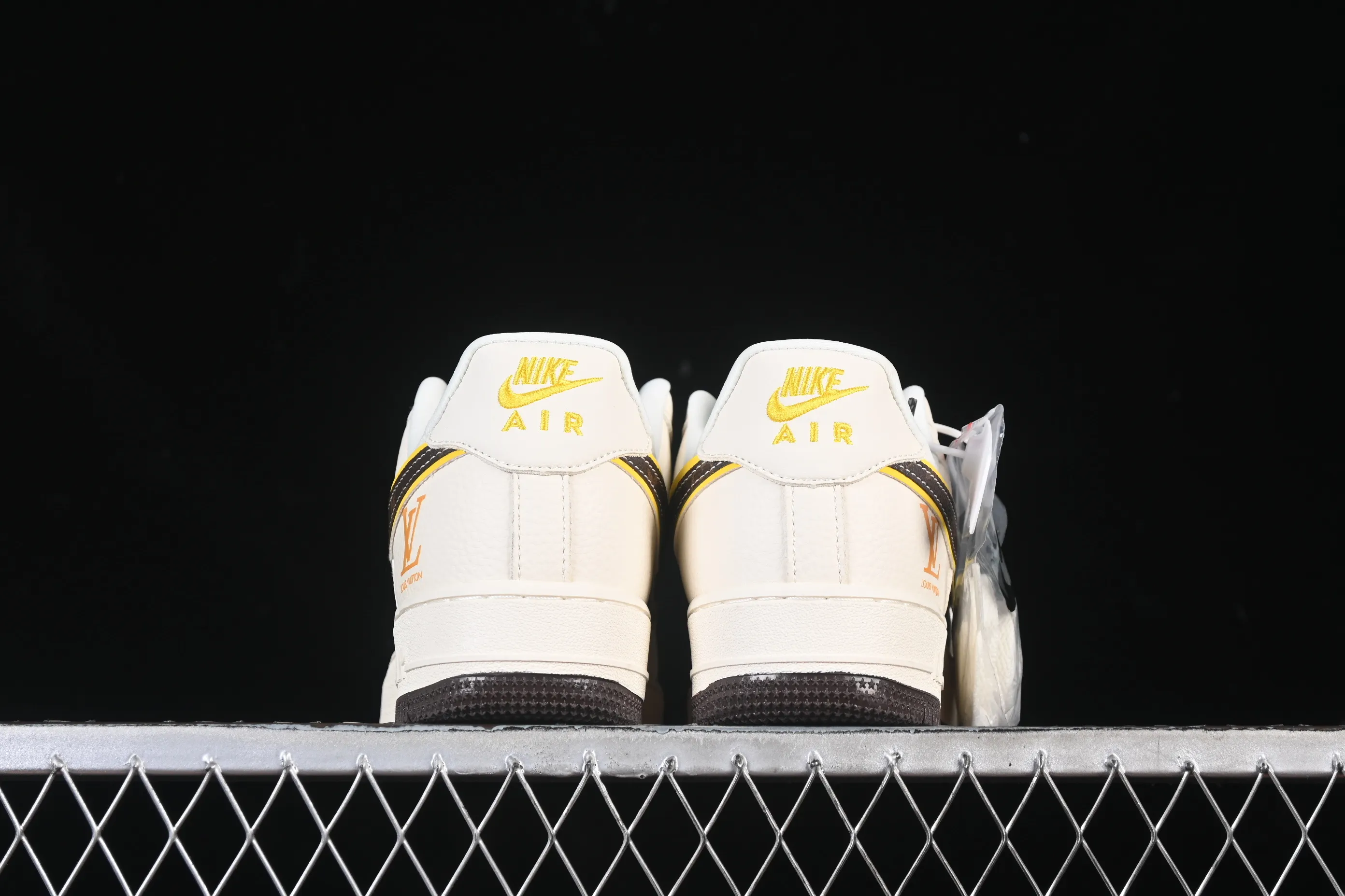 All categories Nk Air Force 1 Air Force series Nk Air Force 1 Low Air Force low-top Nike Air Force 1'07 Low LV co-branded beige and brown stitching Air Force 1 low-top casual sneakers DD1982-302